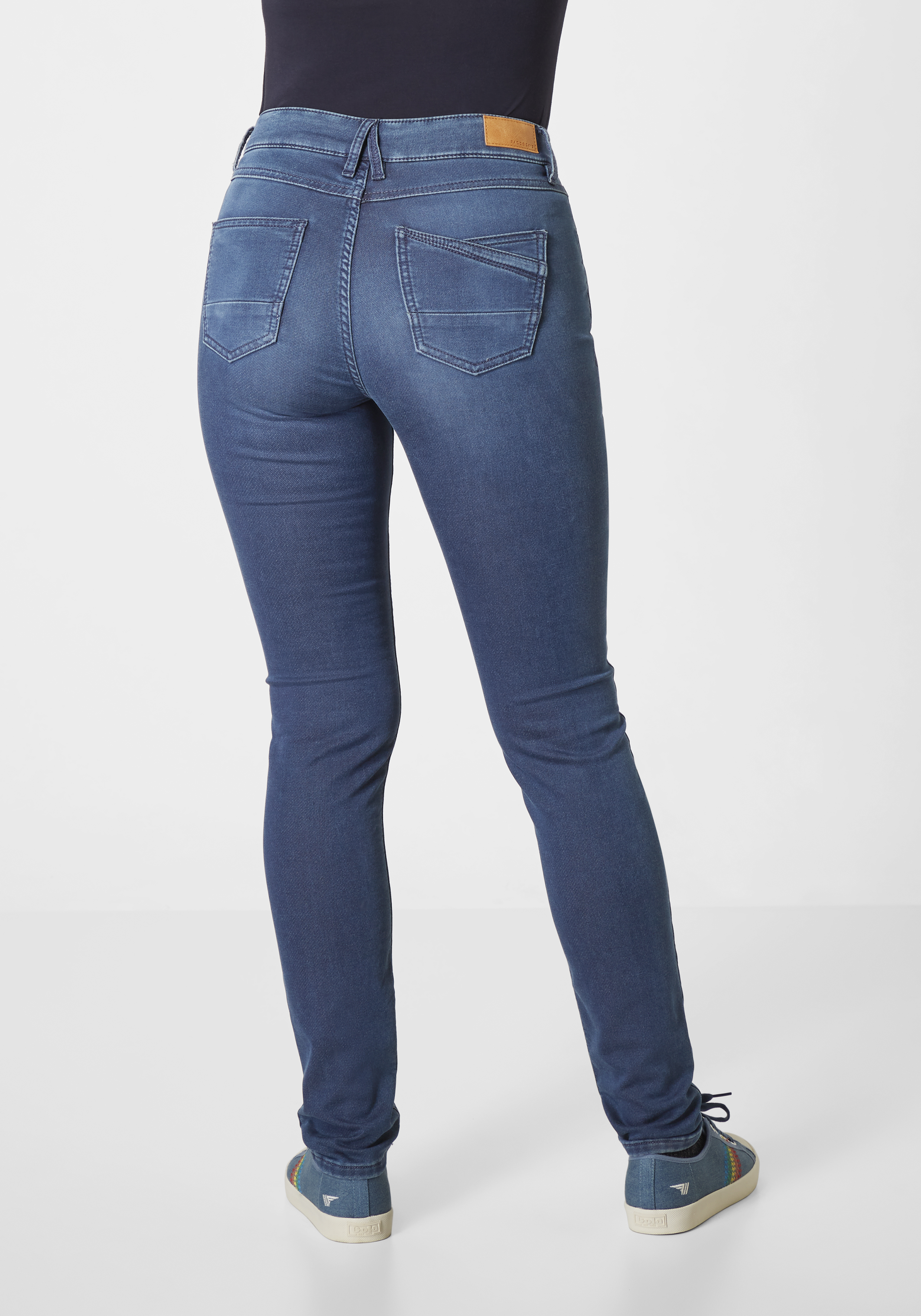 605107323000-0834_10_damen-jogg-denim-jeans-stretch-lucy-paddocks.jpg