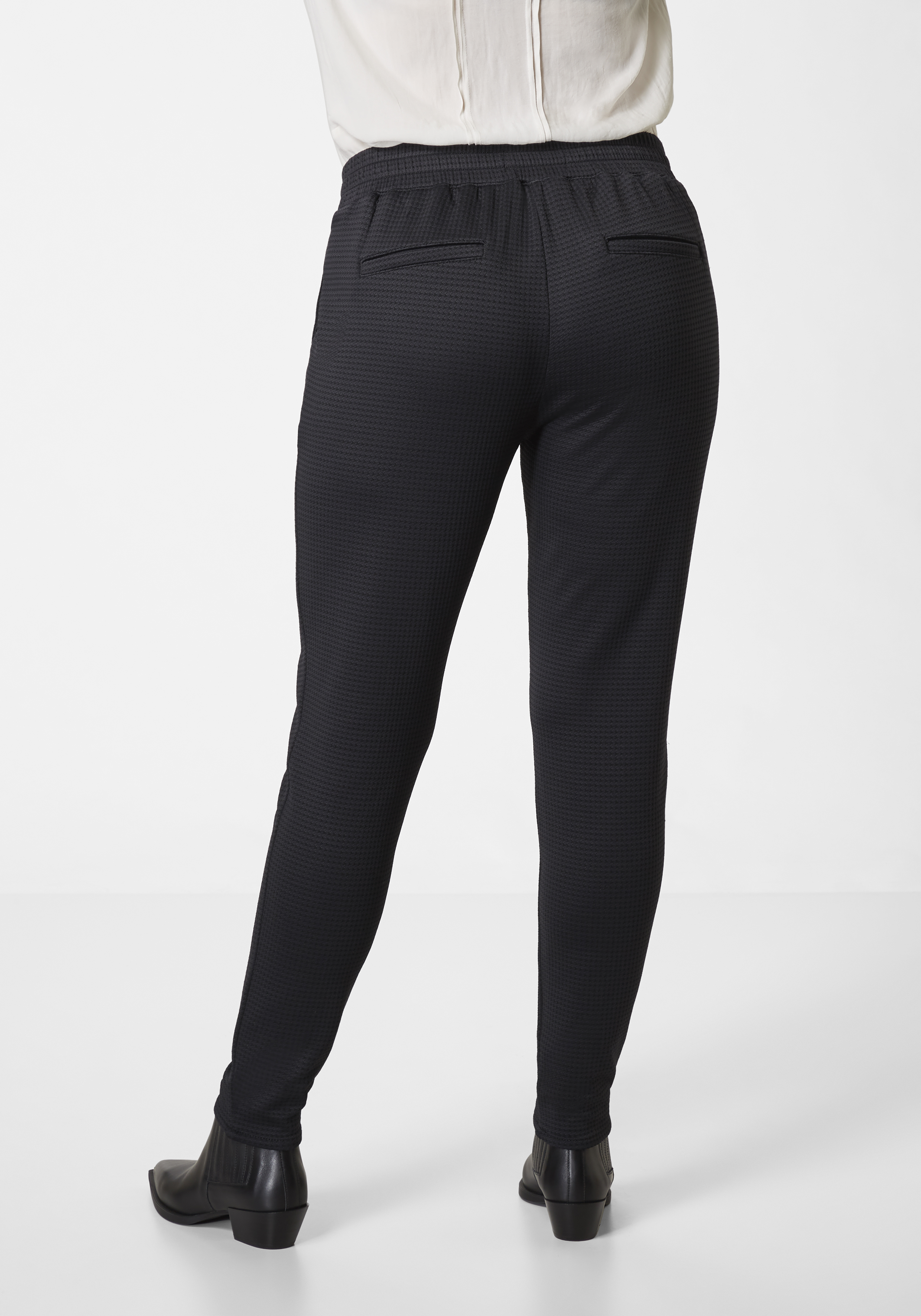 605507345000-1200_10_damen-jogg-pant-stoffhose-lena-paddocks.jpg